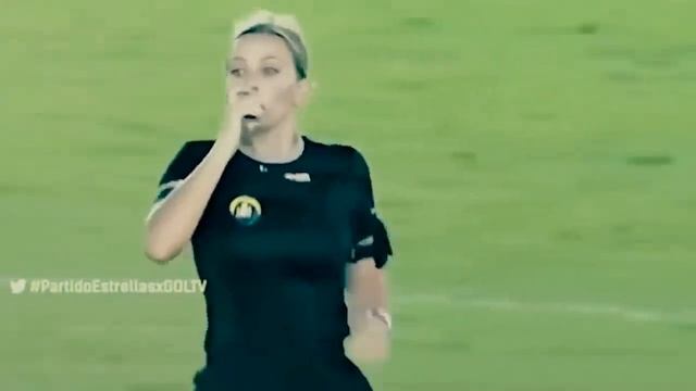 ФУТБОЛИСТ РАЗДЕЛ АРБИТРА НА ПОЛЕ. Смешные моменты с судьями в футболе. Футбольный топ @user-ov9ve4h