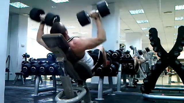Наклонный жим гантелей смотреть онлайн