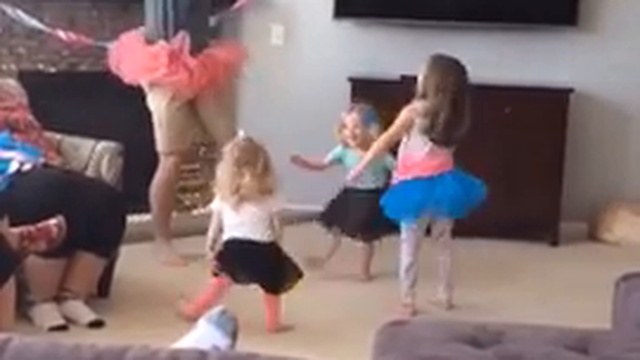 Папа танцует с дочкой. Дочка танцует. Доченька танцует. Отец с дочкой танцуют клёво.