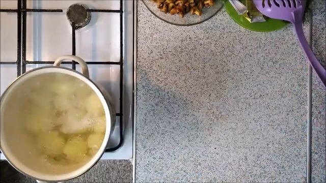 Как приготовить молодую картошку. Как сварить картошку в кастрюле вкусно с грибами.