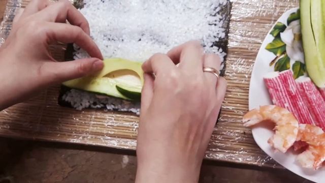 ДОМАШНИЕ СУШИ ОЧЕНЬ ХОРОШИЙ РЕЦЕПТ С КРЕВЕТКАМИ КРАБОВЫЕ ПАЛОЧКИ И СЁМГА смотреть онлайн