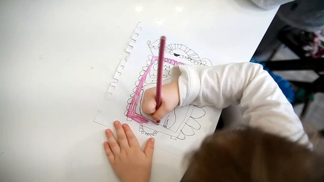 Дети рисуют кота в окне на уроке Персонаж в Lil School смотреть онлайн