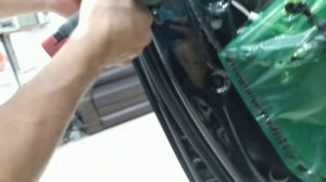 Снятие задней ручки двери Toyota Hillix