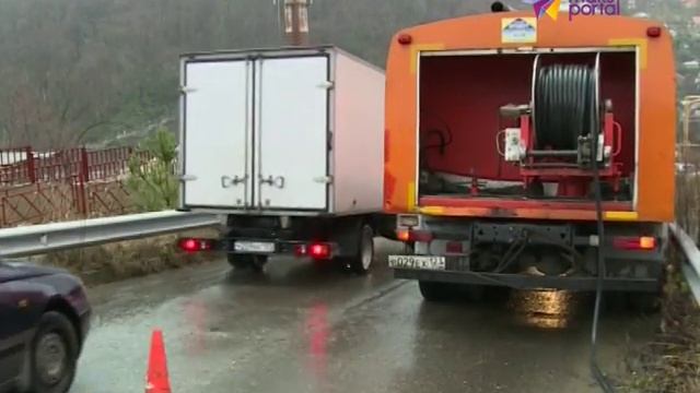 В Сочи чистят ливнестоки смотреть онлайн