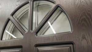 Уличная входная дверь со стеклом для частного дома, купить в Москве стальную дверь с терморазрывом