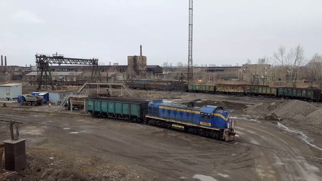 #тэм2 #ижевск #заводижсталь тепловоз тэм2 6885 маневрирует с полувагоном на  заводе ижсталь смотреть онлайн