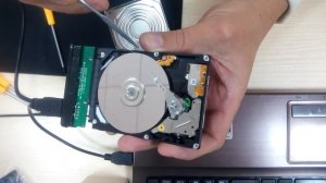 почему диск от ноутбука стучит и не читается ?