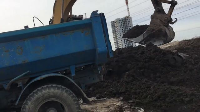 Погрузка земли плодородной с полей,верхний слой в самосвал Зил смотреть онлайн