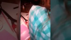 Мальчику красят ногти.