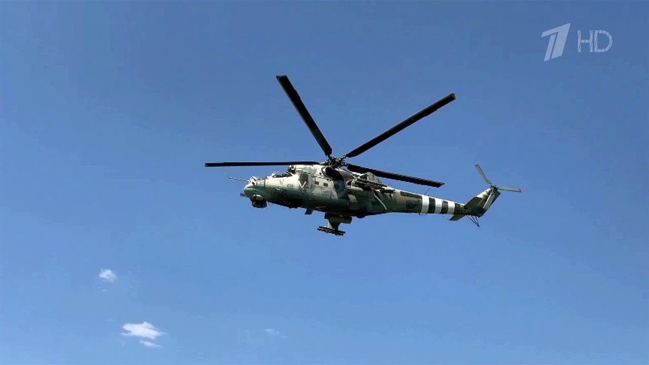 Авианаводчики помогают экипажам вертолетов, прикры... российские военные колонны в пути на передовую