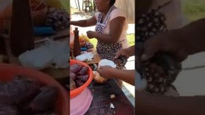 Кокосовая вода и внутренности кокоса за три минуты