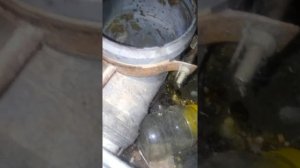 Вытаскиваем заглушку из канализации