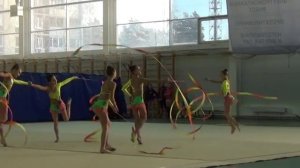 Групповое упражнение с 5 лентами