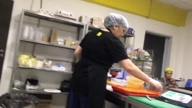 РАБОТА УПАКОВЩИКОМ. Сколько я заработал. Дешёвый труд? смотреть онлайн