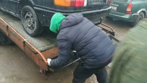Погрузка автомобиля на платформу эвакуатора.