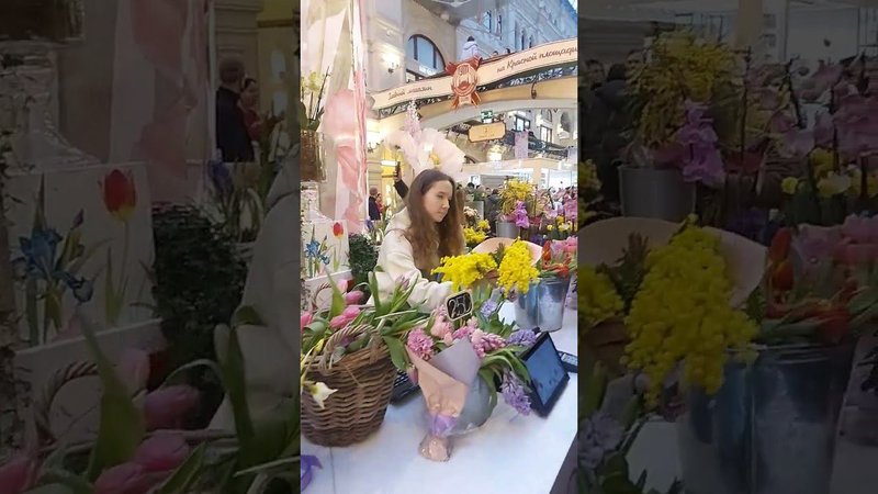 Мимозы в ГУМе