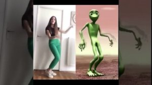 зелёный человечек танцует хип-хоп