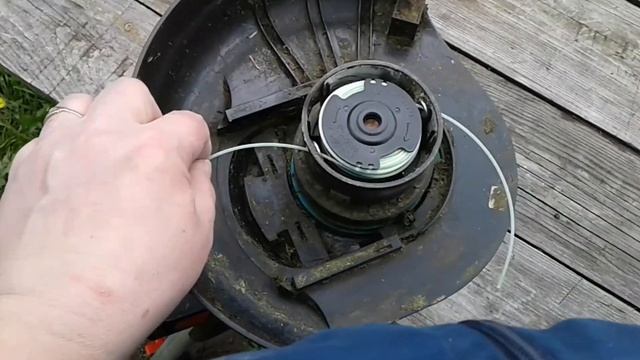 Как намотать леску в катушку триммера Bosch art 24 +.#триммер #trimmer #bosch #катушка #леска смотреть онлайн