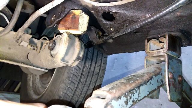 Замена сайлентблоков задней балки на ВАЗ 2108-15. Без балды и матов..mp4 смотреть онлайн