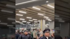 Внутри аэропорта Махачкалы все более-менее спокойно