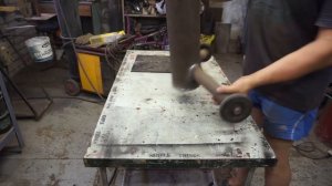 Тиски на передвижной стойке.