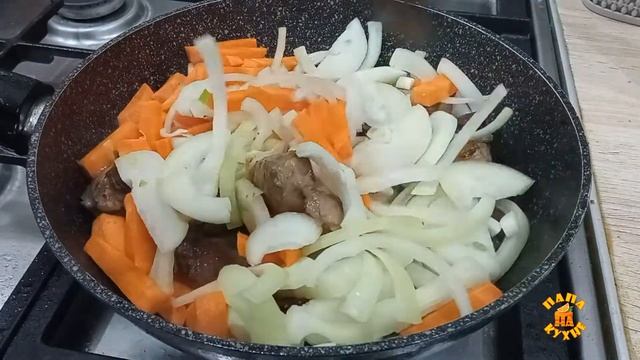 Говядина тушёная с овощами в сковороде