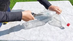 Ветряк из пластиковых бутылок для отпугивания кротов и птиц самоделка своими руками