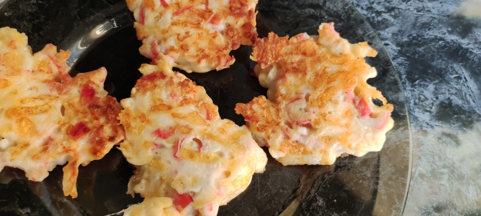 Ароматные оладьи из крабовых палочек с сыром