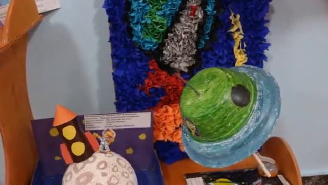 Выставка ко дню космонавтики "Человек, Вселенная, космос" смотреть онлайн