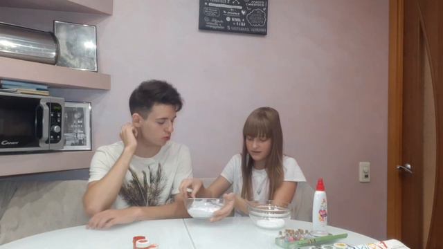 МЛАДШАЯ СЕСТРА УЧИТ МЕНЯ ДЕЛАТЬ СЛАЙМ| В ПЕРВЫЙ РАЗ ДЕЛАЕМ СЛАЙМЫ| ПЛОХАЯ ИДЕЯ!