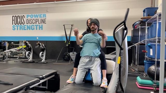 Stretching on the Power Plate with a C4 Quadriplegic смотреть онлайн