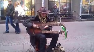 Уличный музыкант на Старом Арбате (Сергей Садов и его Садора)