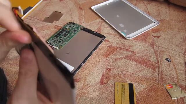 Снимаем батарею с планшета ONDA v975i и смотрем ее потроха смотреть онлайн