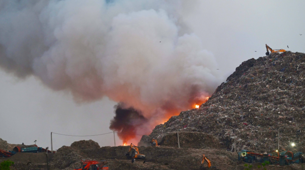 В Индии горит «мусорный эверест», грозя экологической катастрофой