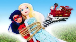 Леди Баг и Эльза Холодное Сердце — Видео с куклами, как куклы сбежали из шахты по железной дороге