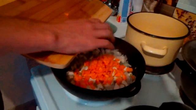 Жареная картошка с мясом на скорую руку.Всегда выручает! смотреть онлайн