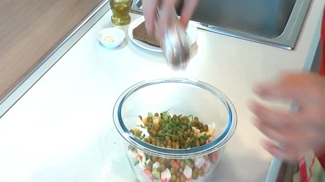 Салат из крабовых палочек с гренками из черного хлеба.Очень вкусно!