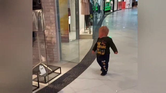 Активный ребёнок, едем в Юлемисте  по магазинам.Active child, we go shopping in Ülemiste. Estonia