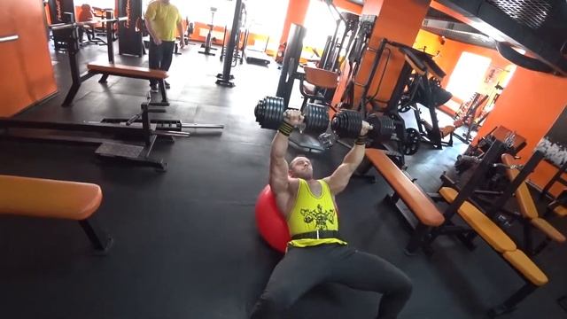 Жим гантелей лёжа на мяче смотреть онлайн