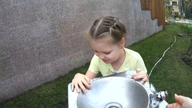 МОСКОВСКИЙ ЗООПАРК. МЕДВЕДЬ ХУЛИГАНИТ В БАССЕЙНЕ.ПОПАЛИ В ГРОЗУ. смотреть онлайн