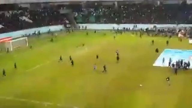 На поле раздают бесплатные мячи смотреть онлайн