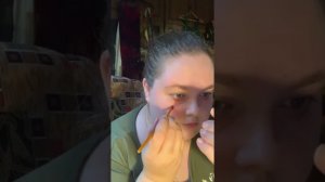 Пытаюсь сделать страшный макияж