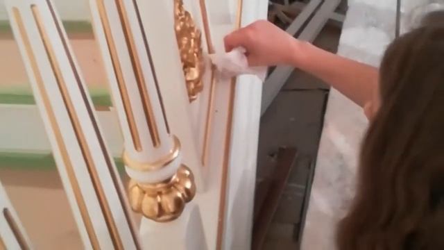 Золочение деревянной лестницы. Рабочий процесс