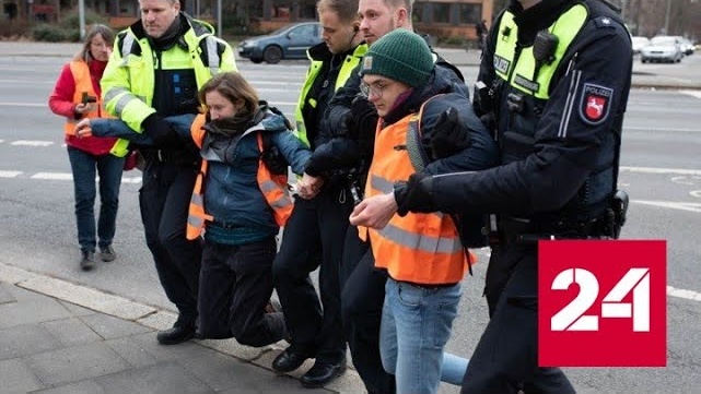 Активисты-экологи залили черной жижей плиты с текстом конституции ФРГ - Россия 24 