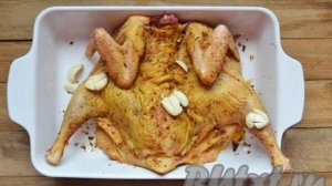 Домашняя курица в рукаве в духовке