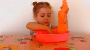 Алиса КАК МАМА Качает Пупсика Купает Поет Играет с ним под английские детские песни