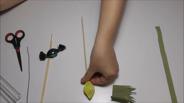 Цветы из гофрированной бумаги с конфетой. Весенний цветок из гофрированной бумаги. смотреть онлайн