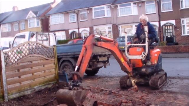 A New Eric Barker Landscapes video how to create a parking area in a front garden. смотреть онлайн