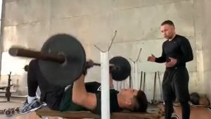 Как выполнять жим лёжа боксёру - показывает чемпион мира Дмитрий Бивол