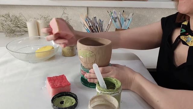 Элементы декора керамических изделий - роспись ангобом с использованием трафарета. смотреть онлайн